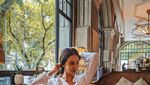 Pose Seksi Anya Geraldine saat Nongkrong di Kafe Instagenik