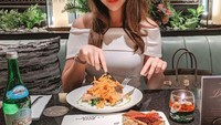 Pose seksinya itu juga terlihat saat momen kuliner Anya Geraldine. Salah satunya pada momen ini di mana Anya tampak asyik menikmati santapan di restoran mewah. Foto: Instagram @Anyageraldine