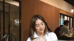 Pose Seksi Anya Geraldine saat Nongkrong di Kafe Instagenik