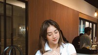 Tak hanya di restoran mewah saja, Anya Geraldine juga hobi nongkrong di kafe-kafe instagenik. Posenya saat ngopi ini bikin netizen salah fokus. Foto: Instagram @Anyageraldine