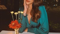 Nah, kalau yang satu ini adalah pose Anya Geraldine saat makan malam. Berbalut dress dengan model V neck yang membuatnya tampak anggun. Foto: Instagram @Anyageraldine