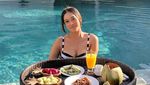 Pose Seksi Anya Geraldine saat Nongkrong di Kafe Instagenik