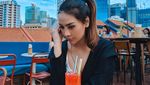 Pose Seksi Anya Geraldine saat Nongkrong di Kafe Instagenik