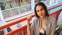Nah, kalau yang satu ini adalah pose seksi Anya Geraldine kala kuliner di Singapura. Di meja makannya penuh dengan makanan mulai dari pao, olahan mie dan olahan ayam. Foto: Instagram @Anyageraldine