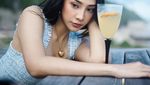 Pose Seksi Anya Geraldine saat Nongkrong di Kafe Instagenik