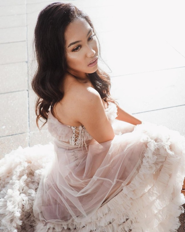 Sejak kecil transgender wanita berdarah Filipina dan New Zealand itu memang sudah memiliki cita-cita untuk bisa berlenggak-lenggok di panggung runway. Kini cita-citanya itu telah tercapai. Foto: Instagram/@arielle.keil