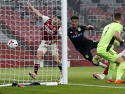Arsenal kembali kebobolan. Gawang yang dikawal oleh Bernd Leno dibobol oleh Ollie Watkins. AP Photo/Alastair Grant.