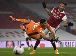 Arsenal berusaha mengejar ketertinggalan dengan melakukan serangan lewat Pierre-Emerick Aubameyang. Andy Rain/Pool via AP.