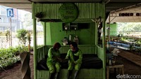 Taman tersebut terletak di bawah flyover Kemayoran dengan hiasan dan berbagai fasilitas didalemnya seperti televisi, saung, kulkas dan taman hijau.