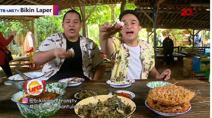 Bikin Laper! Mencicipi Makanan Khas Jawa Minang di Warung Tuman Bikin Laper! Mencicipi Makanan Khas Jawa Minang di Warung Tuman
