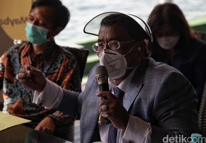 Ditunjuk sebagai kuasa hukum Maybank, pengacara kondang Hotman Paris buka-bukaan soal dirinya yang ikut terjun menangani kasus penilapan tabungan Rp 22 miliar.