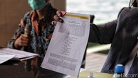 Berikutnya, Hotman menyinggung pengakuan Winda Lunardi soal rekening koran. Bagi Hotman Paris, ini aneh. Berikutnya adalah keanehan keenam di kasus raibnya tabungan Winda Lunardi Rp 22 miliar versi Maybank Indonesia. Ini soal pengisian data saat pembukaan rekening Winda. Hotman bertanya apakah Winda menyetujui datanya diisi A. Andiko menjawab itu terbukti dari tanda tangan nasabah.