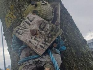 Ada Boneka Terkutuk di Inggris, Sampai Dipaku ke Pohon