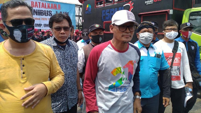 Massa buruh berdemo di depan gedung DPR, Senin (9/11/2020). Mereka menuntut DPR segera menggelar rapat paripurna legislative review UU Cipta Kerja.