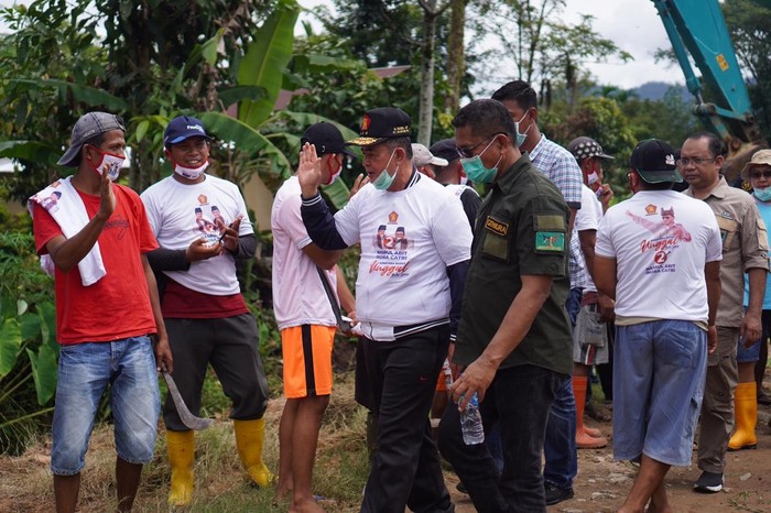 Calon Gubernur Sumatera Barat Nasrul Abit membuka jalur evakuasi baru bersama warga Dadok Tunggul Hitam, Kecamatan Koto Tangah, Padang,