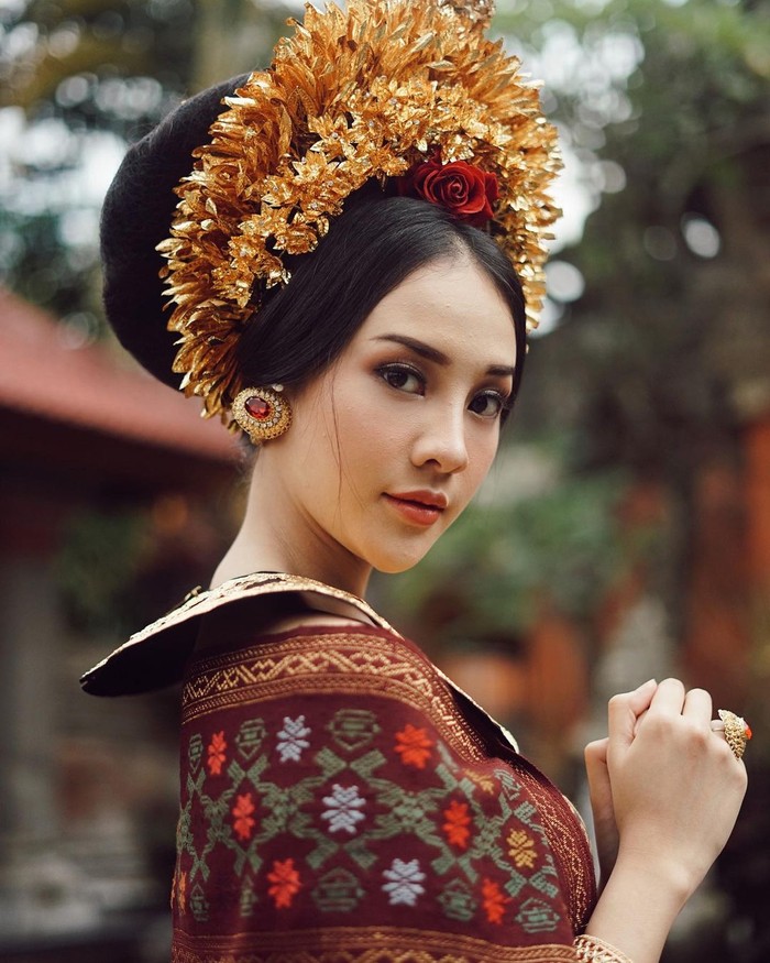 Cantiknya Anya Geraldine Berbusana Tradisional Bali Cantiknya Anya Geraldine Berbusana Tradisional Bali