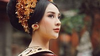 Dia mengenakan tatanan rambut khas perempuan Bali lengkap dengan kain tradisional.(Foto: dok. Instagram @anyageraldine) 