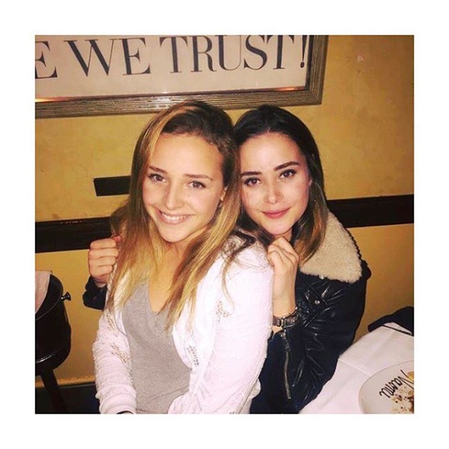 Finnegan Biden (kiri) adalah anak kedua dari Hunter Biden. Wanita 20 tahun ini terbilang jarang muncul di depan publik tapi beberapa kali muncul dalam kampanye untuk mendukung sang kakek. Foto: Instagram/@naomibiden