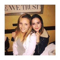 Finnegan Biden (kiri) adalah anak kedua dari Hunter Biden. Wanita 20 tahun ini terbilang jarang muncul di depan publik tapi beberapa kali muncul dalam kampanye untuk mendukung sang kakek. Foto: Instagram/@naomibiden