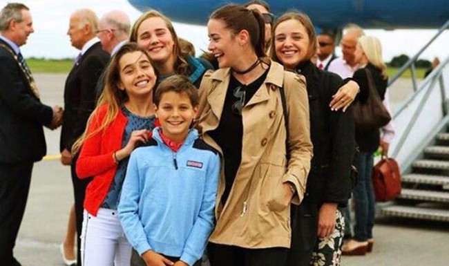 Ternyata ada andil cucu di balik kemenangan Joe Biden di Pilpres AS 2020. Kelima cucunya, Naomi, Finnegan, Maisy, Natalie dan Robert Hunter Biden II juga terlibat dalam kampanye. Bahkan mereka lah yang mendorong sang kakek mencalonkan diri jadi kandidat presiden dari Partai Demokrat. Foto: Instagram/@naomibiden