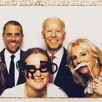 Maisy Biden adalah cucu ketiga Joe Biden. Ia diketahui jadi teman dekat Sasha Obama, anak kedua Barack Obama, setelah keduanyamasuk sekolah privat yang sama di Sidwell Friends School, Washington, D.C. Dalam salah satu wawancara, Joe Biden mengugngkapkan bahwa remaja 18 tahun ini jago main basket. Foto: Instagram/@naomibiden