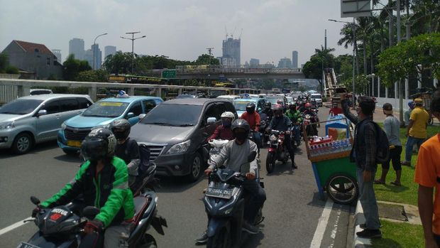 Lalu lintas di Jalan Gatot Subroto, depan Gedung DPR, Senayan, Jakarta, macet, Senin (9/11/2020).