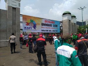 Massa Buruh Mulai Tiba di Gedung DPR, Lalin Jl Gatot Subroto ke Slipi Macet