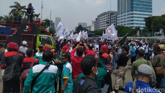 Demo buruh di depan DPR pada Senin (9/11/2020). (Sachril Agustin Berutu/detikcom).