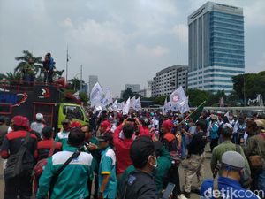 Demo di Depan DPR Berkerumun, Buruh Klaim Sadar Protokol COVID-19