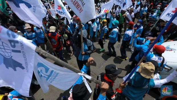 Aksi demo buruh yang tergabung dalam Konfederasi Serikat Pekerja Indonesia (KSPI) menggelar aksi unjuk rasa tolak Undang-undang Nomor 11 Tahun 2020 tentang Cipta Kerja di depan Kompleks Parlemen, Senayan, Jakarta, hari ini, Senin (9/11/2020).Aksi digelar untuk mengiringi pengajuan permohonan tinjauan legislatif (legislative review) terhadap UU Cipta Kerja. Permohonan akan diajukan oleh perwakilan buruh di sela-sela aksi. (CNBC Indonesia/ Tri Susilo)