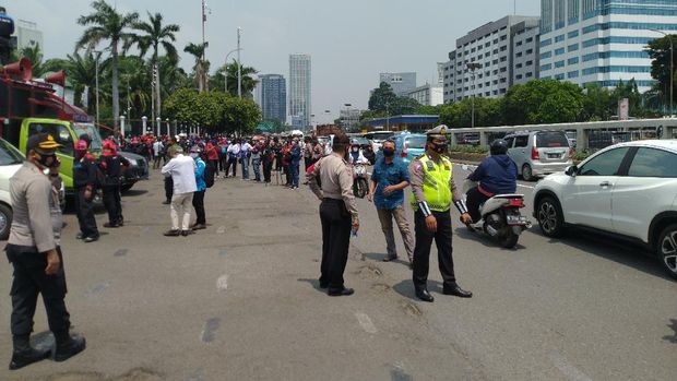 Massa buruh mulai berdatangan ke depan Gedung DPR, Senayan, Jakarta, Selatan, Senin (9/11/2020).
