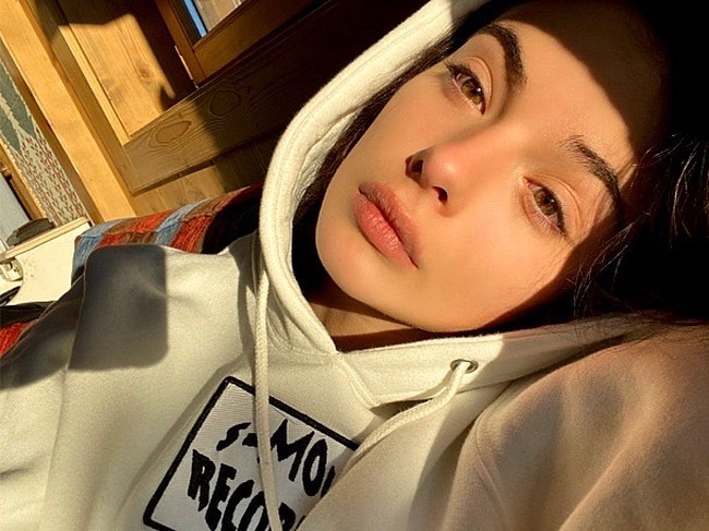 Beberapa kali Deva Cassel pun sempat menjadi perbincangan di media sosial. Misalnya ketika remaja tersebut dituduh telah mengubah alis dan bibirnya dengan prosedur kecantikan. Ia pun mengelak tuduhan itu dan memang terlihat demikian sejak kecil. Foto: Instagram