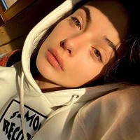 Beberapa kali Deva Cassel pun sempat menjadi perbincangan di media sosial. Misalnya ketika remaja tersebut dituduh telah mengubah alis dan bibirnya dengan prosedur kecantikan. Ia pun mengelak tuduhan itu dan memang terlihat demikian sejak kecil. Foto: Instagram