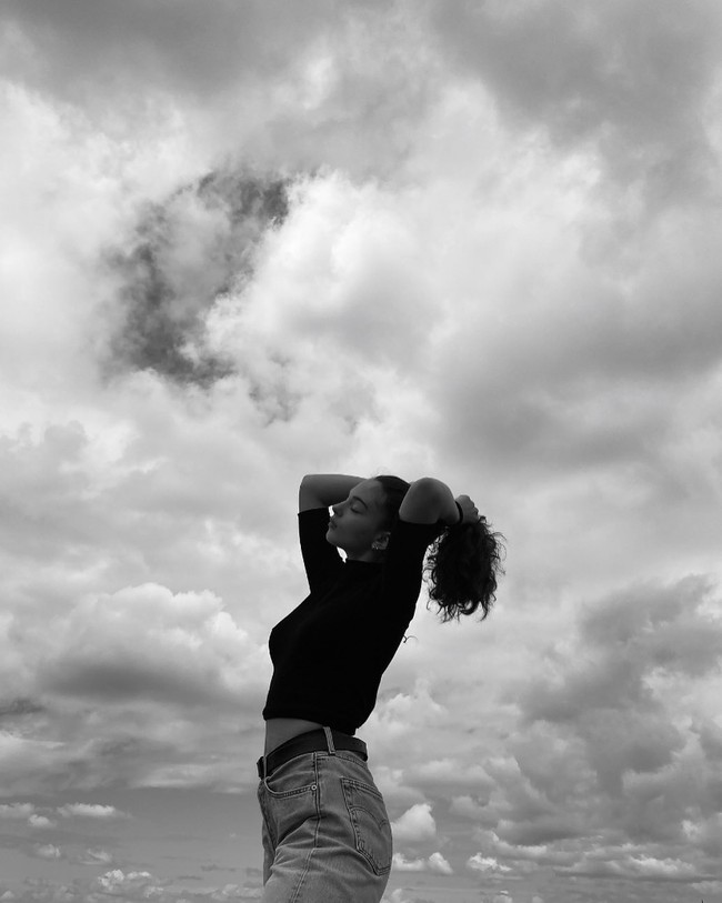 Deva Cassel sendiri memiliki akun Instagram pribadi namun ia belum banyak mengunggah konten. Tentu foto-foto cantik Deva ditunggu para penggemar yang terpukau dengan pesonanya. Foto: Instagram