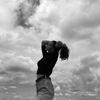 Deva Cassel sendiri memiliki akun Instagram pribadi namun ia belum banyak mengunggah konten. Tentu foto-foto cantik Deva ditunggu para penggemar yang terpukau dengan pesonanya. Foto: Instagram