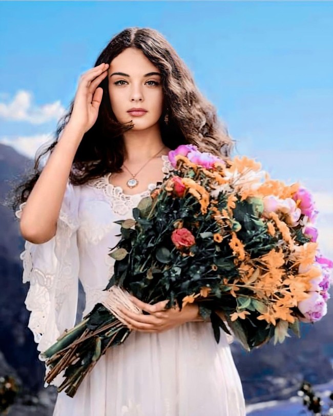 Di 2019, Deva sempat menghadiri dan duduk di bangku depan fashion show Dolce & Gabbana saat Milan Fashion Week. Ketika itu, ia banyak disorot karena dianggap mewarisi kecantikan ibunya.  Foto: Instagram