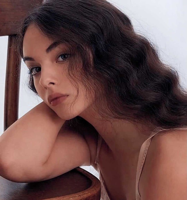 Meski belum banyak pengalaman, Deva Cassel terlihat cocok jadi bintang. Dalam berbagai foto, Deva tampak memiliki karakter yang kuat sebagai model atau mungkin aktris seperti orangtuanya. Foto: Instagram