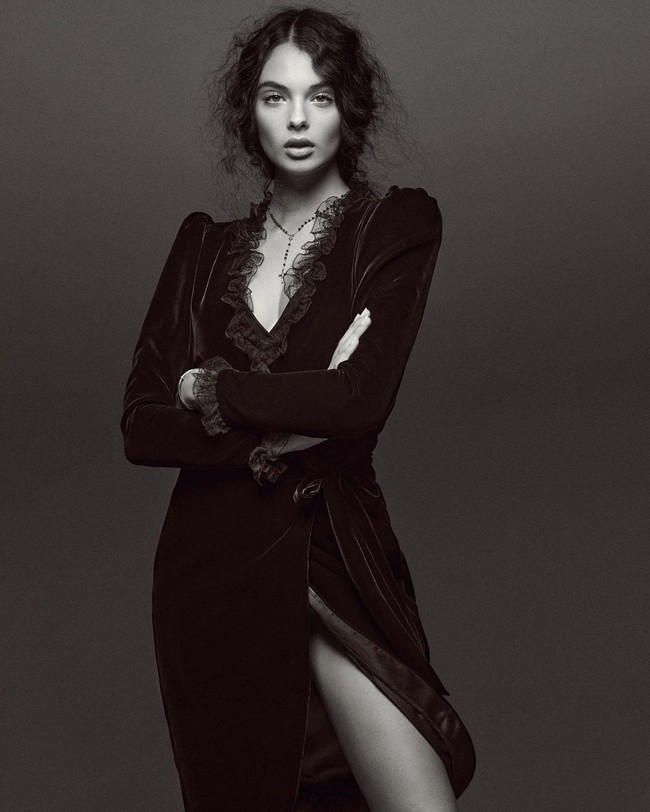 Nama Deva Cassel sebagai seorang model memang belum terlalu bergaung. Tapi ia sudah dipercaya untuk menjadi model majalah Elle Perancis. Bukan hanya mengisi halaman, wajah cantiknya terpampang di sampul. Foto: Instagram