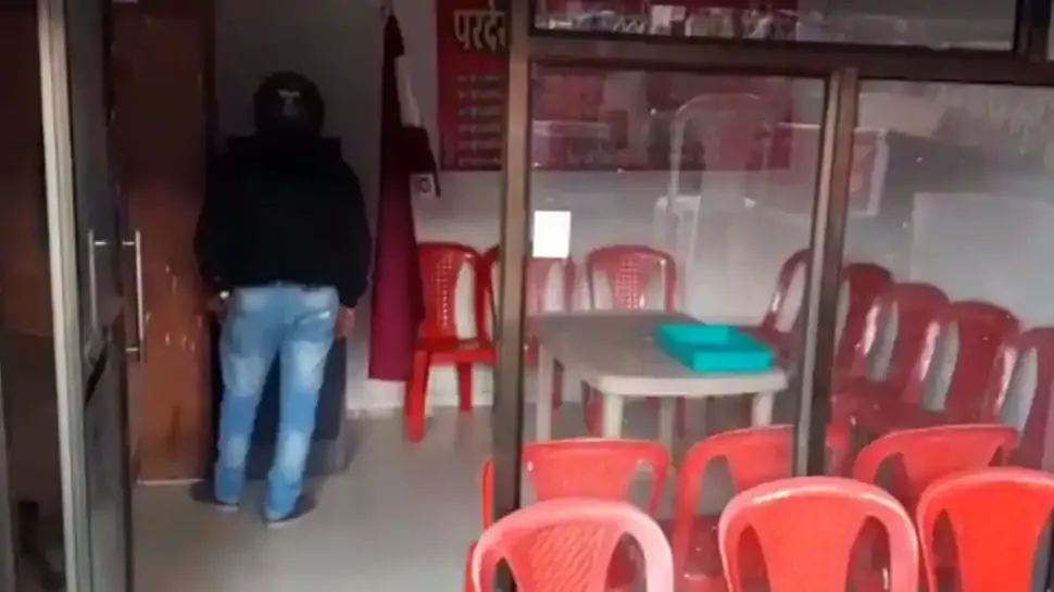 Duh! Penjual Ini Buka Kedai Jus Buah di Dalam Ruang ATM