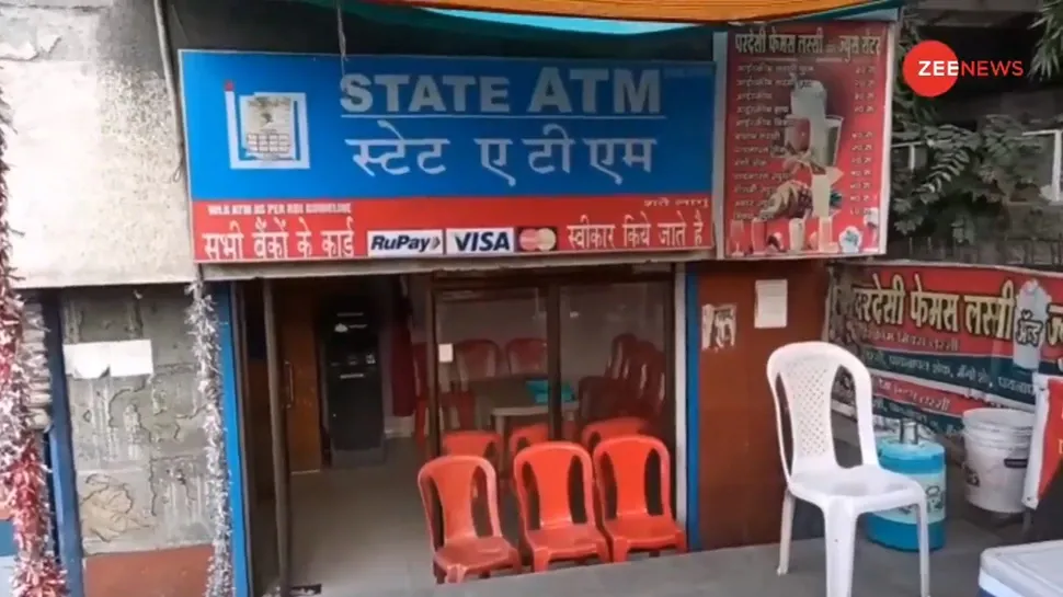 Duh! Penjual Ini Buka Kedai Jus Buah di Dalam Ruang ATM