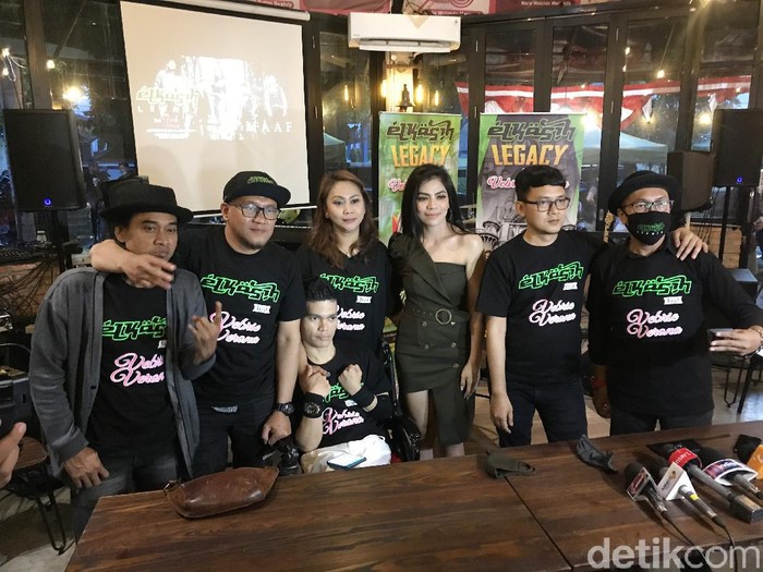 Elkasih rilis single Maaf saat ditemui di kawasan Gatot Subroto.