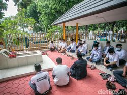 Jelang Hari Pahlawan, Eri-Armuji Ziarah ke Makam Bung Tomo dan WR Soepratman