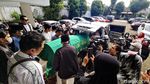 Isak Tangis Iringi Pemakaman Gatot Brajamusti di Sukabumi