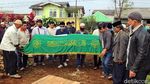 Isak Tangis Iringi Pemakaman Gatot Brajamusti di Sukabumi
