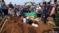 Dalas yang mengenakan kemeja putih masuk ke dalam liang lahat untuk membopong jasad sang ayah. Usai azan berkumandang tanah yang berada di samping liang lahat perlahan mulai dijatuhkan.