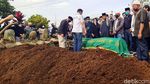 Isak Tangis Iringi Pemakaman Gatot Brajamusti di Sukabumi
