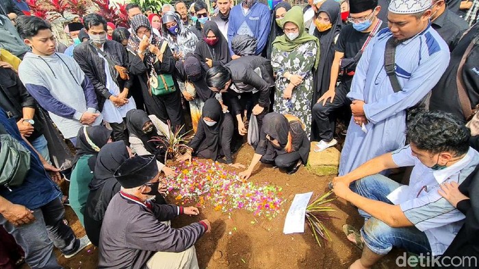 Gatot Brajamusti dimakamkan di TPU Cikiray Kidul, Desa Sukamanah, Kecamatan Cisaat, Kabupaten Sukabumi, Jawa Barat, Senin (9/11/2020).
