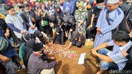 Isak Tangis Iringi Pemakaman Gatot Brajamusti di Sukabumi
