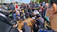 Keluarga dan pelayat berdoa bersama usai melakukan tabur bunga. 