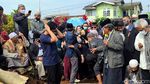 Isak Tangis Iringi Pemakaman Gatot Brajamusti di Sukabumi